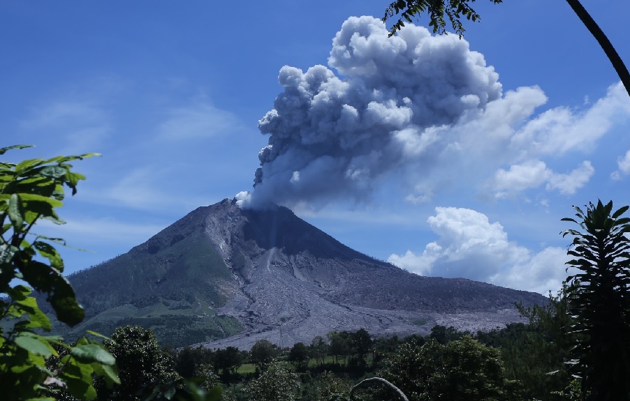 El volcán Lewotobi Laki-Laki, ubicado en la isla de Flores, erupcionó el martes 17 de junio expulsando una columna de ceniza de 10 kilómetros de altura.