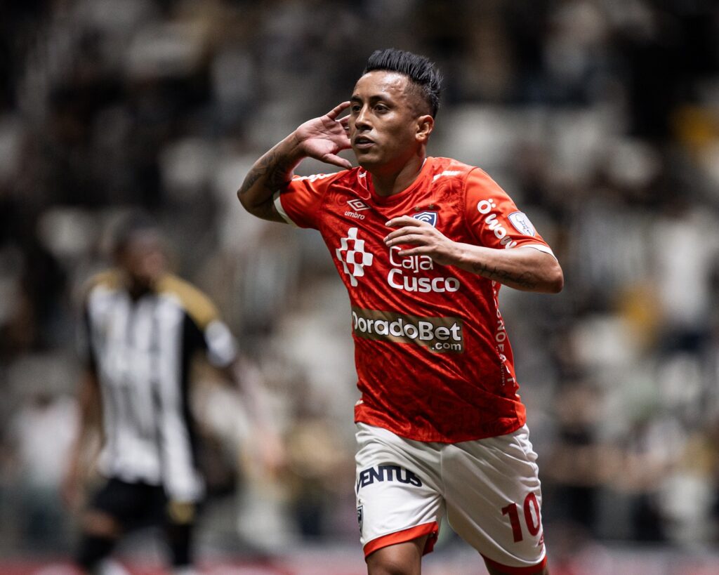 Emelec confirma como refuerzo al volante peruano Christian Cueva