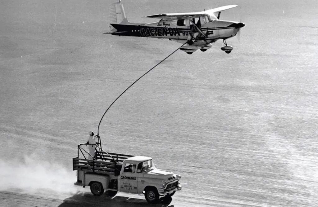 En 1959, los pilotos Robert Timm y John Cook lograron un récord mundial al mantener una avioneta Cessna 172, en el aire, durante 64 días,