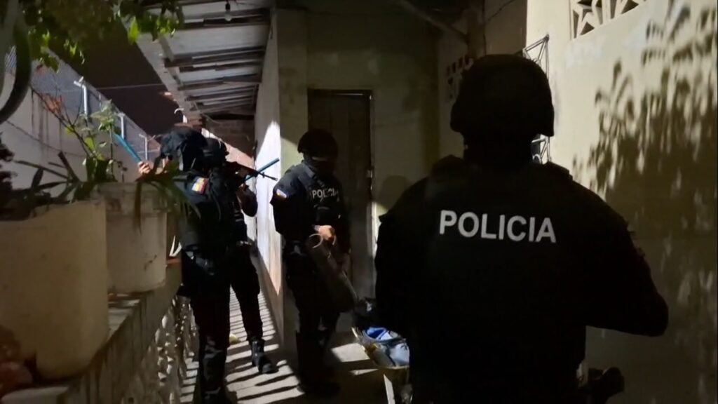 En 20 allanamientos en Portoviejo y Manta la Policía decomisó armas y droga.