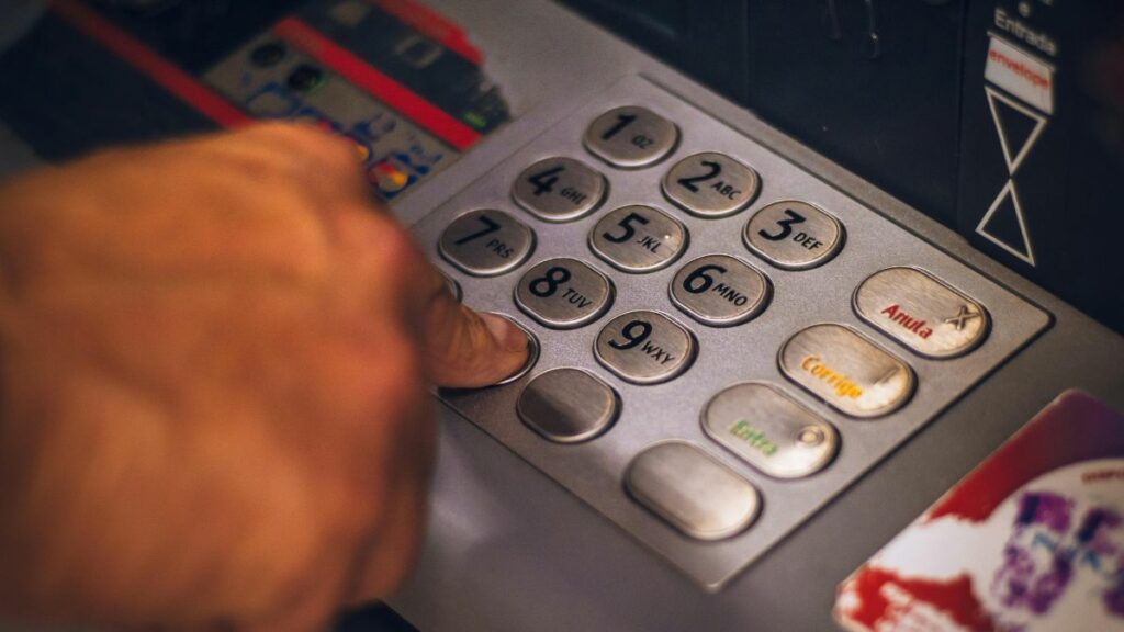 En Ecuador, retirar dinero desde un cajero ajeno a tu banco puede llegar a costar más de un dólar. (Pexels).