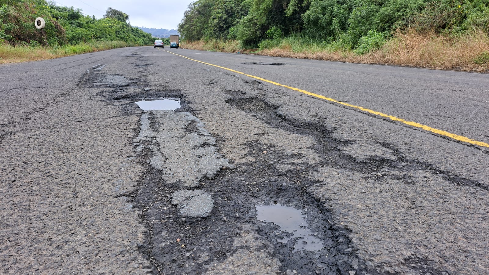 En el sector de Las Coronas en la vía San Clemente Bahía de Caráquez hay zonas con baches que general problemas. FOTO: El Diario