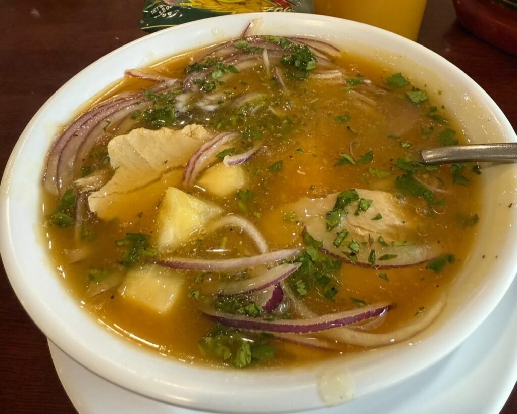 Encebollado ecuatoriano, el sabor que acerca a los migrantes al hogar