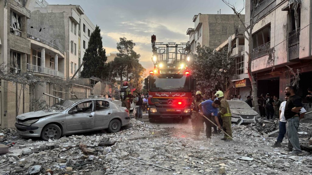 Escalada Bélica: Irán ataca Israel tras ofensiva contra instalaciones nucleares