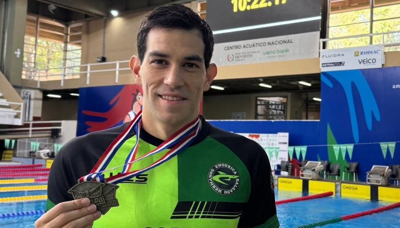 Esteban Enderica, con sus medallas del Open de Paraguay.