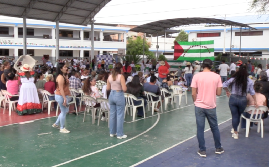 Estudiantes de Cristo Rey resaltan Tradiciones manabitas en conmemoración de la provincialización de Manabí