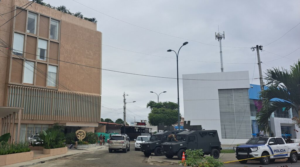Personal de Seguridad estuvo en la noche y el día en el hotel Oro Verde de Portoviejo. FOTO: El Diario.