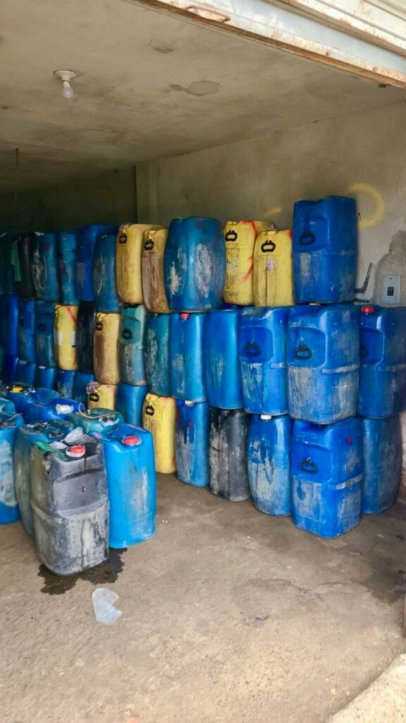 Fuerzas Armadas detectan y decomisan combustible ilegal en bodega clandestina en frontera norte de Ecuador