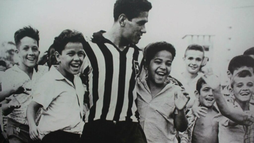 Fue en 1951 cuando Garrincha firmó aquel primer contrato con Botafogo y se convirtió en futbolista profesional.
