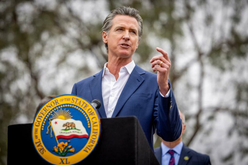 El gobernador de California, Gavin Newsom, se posiciona como un firme opositor a las políticas de Donald Trump.