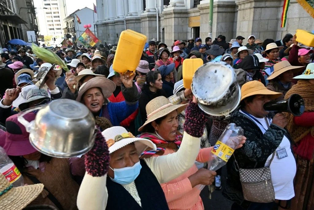 Bloqueos en Bolivia escalan con violencia y pérdidas millonarias