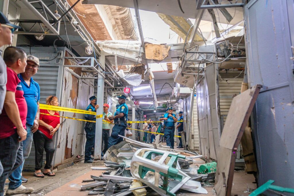 Al menos seis módulos comerciales de La Bahía sufrieron daños por la detonación de un artefacto explosivo.