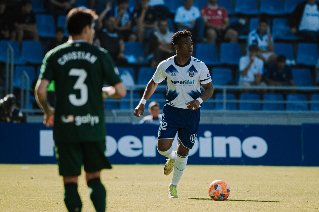 CD Tenerife renueva a Anthony Landázuri hasta 2027 tras descenso.