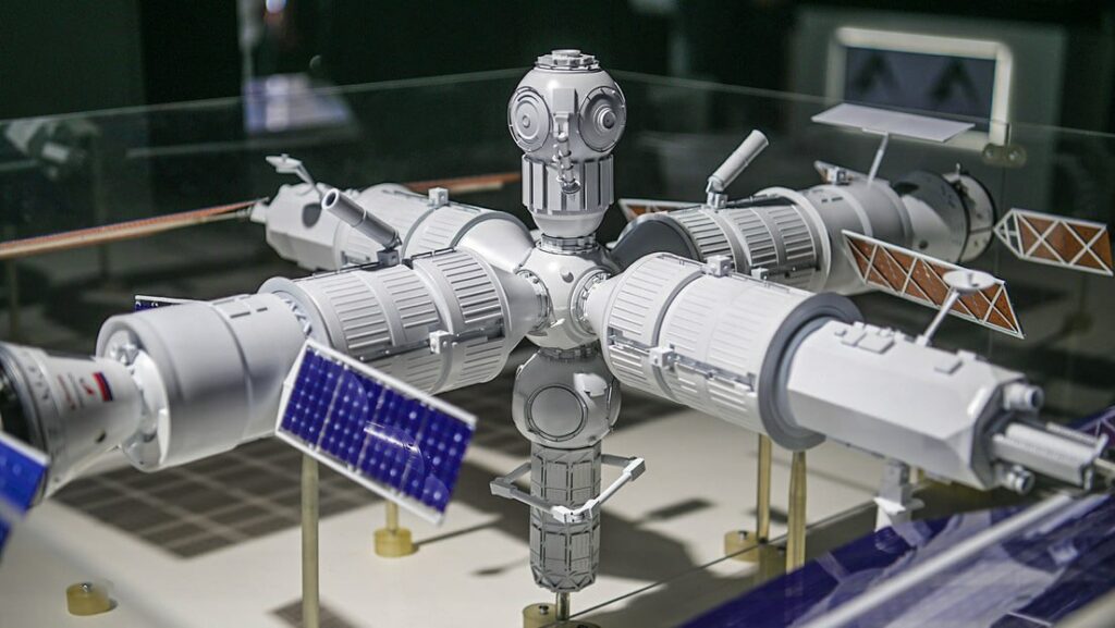 Rusia planea para el año 2030 la transición a su propia estación orbital, que será la primera plataforma de drones del mundo equipada con robots.