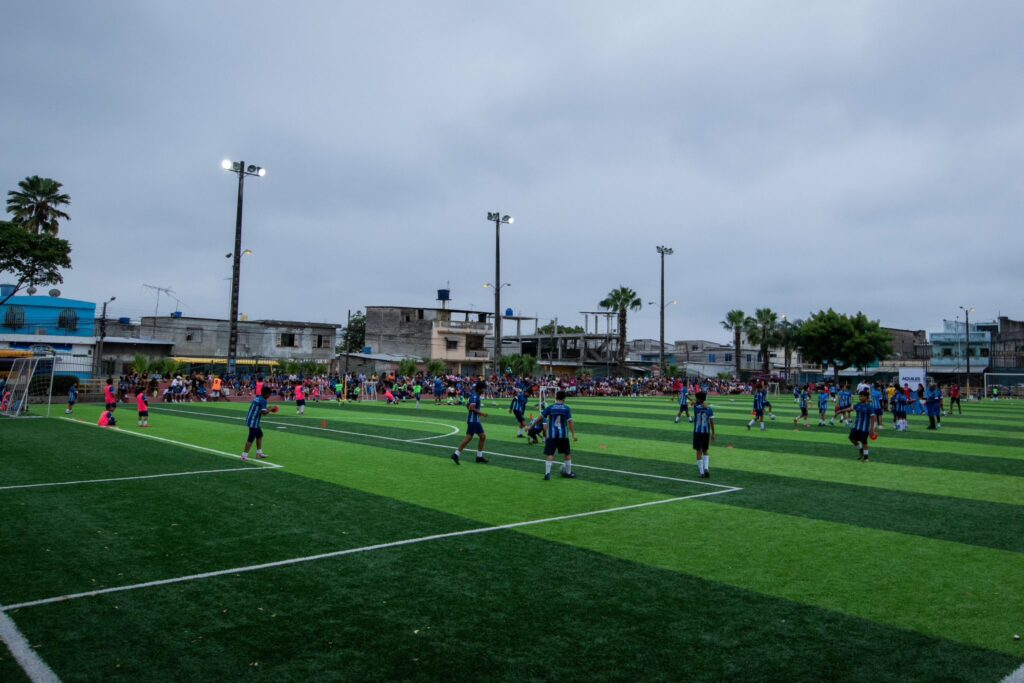 En Unión de Bananeros, las familias se reúnen los fines de semana para torneos en esta cancha de Guayaquil.