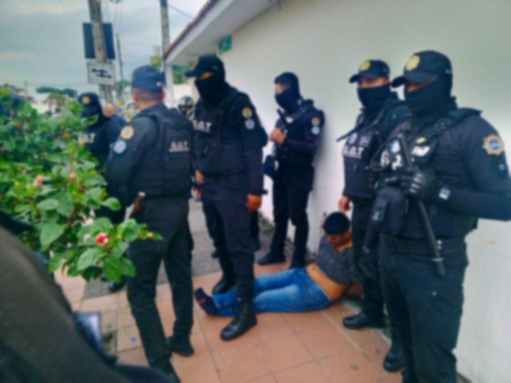 El Grupo de Apoyo a la Seguridad de Segura EP, junto a ciudadanos, aprehendió a un sospechoso en Guayaquil.