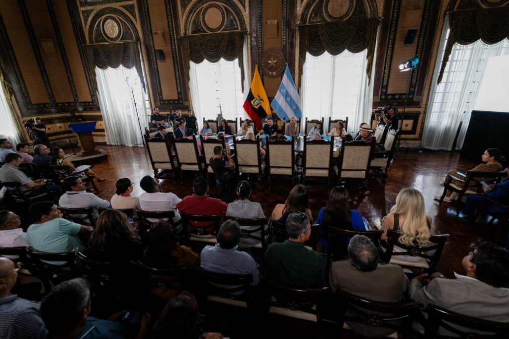 En el último año, la Alcaldía de Guayaquil recibió 23,000 solicitudes de regularización, resolviendo 15,000 casos.