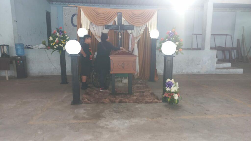 Guardia es asesinado en un local de comida al finalizar su turno en Santo Domingo