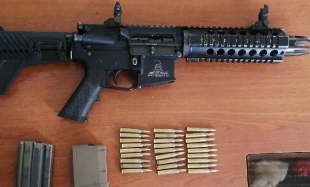Una pareja fue detenida en Bastión Popular de Guayaquil con un fusil, municiones y otros indicios. La Fiscalía los procesa por tráfico de armas.