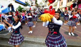Cada sábado, el cerro Santa Ana en Guayaquil, ofrece arte, cultura, deporte y entretenimiento para cientos de visitantes.