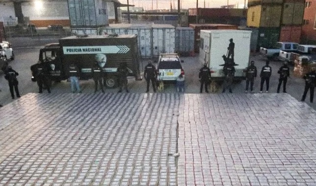 Operación entre Fiscalía y Policía en Guayaquil, detectó más de cuatro toneladas de cocaína en un contenedor de banano.