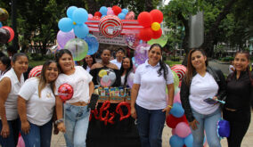 La Plaza Centenario de Guayaquil fue escenario de una feria que reunió a 730 participantes de talleres gratuitos.