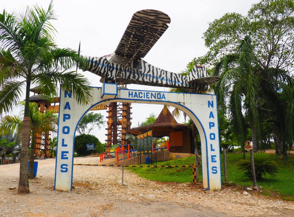 Hacienda Nápoles, la antigua finca de lujo del narcotraficante Pablo Escobar en Puerto Triunfo, Antioquia, es hoy el Parque Temático Hacienda Nápoles.
