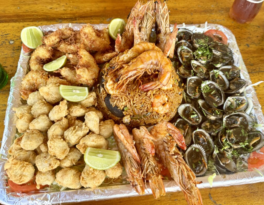 Plato de mariscos hecho en una playa de Manabí