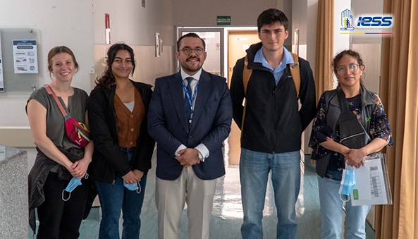 Intercambio de conocimientos en salud: estudiantes extranjeros visitan centro del IESS en Cuenca