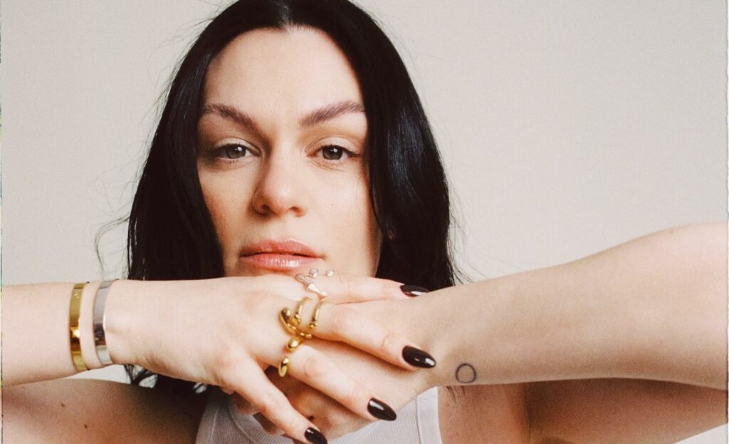 Jessie J impacta al mundo con la noticia de su diagnóstico de cáncer de mama temprano