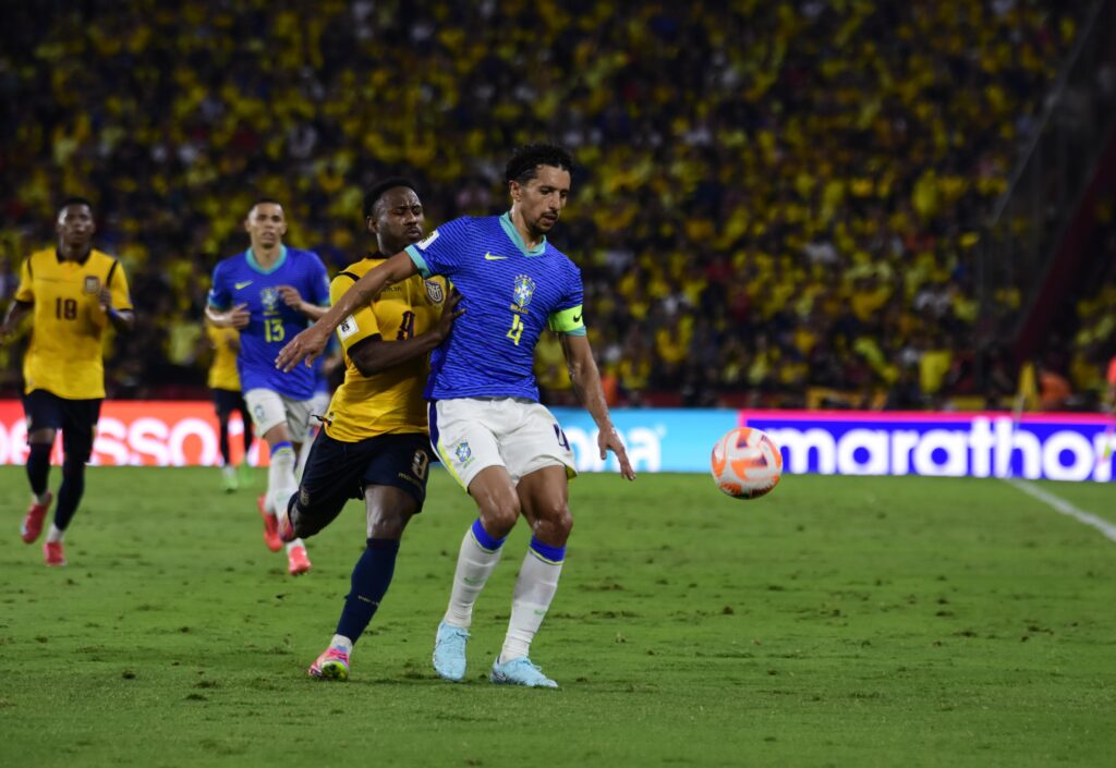 John Yeboah Zamora de la selección de Ecuador, disputa el balón con Marcos Aoás Corrêa, más conocido como Marquinhos, de Brasil