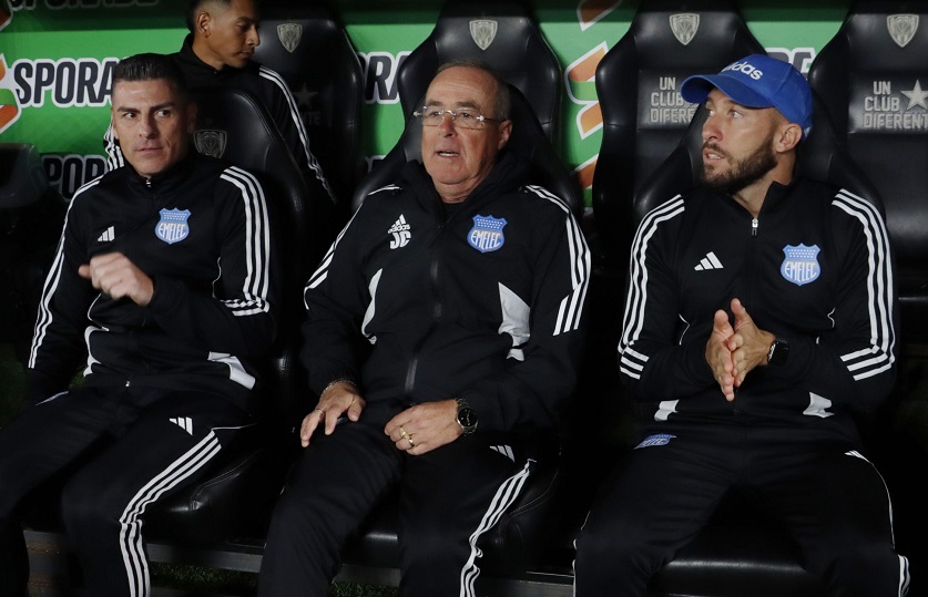 Jorge Célico, exdirector técnico de Emelec,reveló que el club le adeuda tres meses y medio de sueldo.