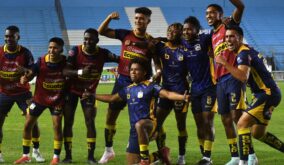Jugadores de Delfín SC celebran el triunfo que lograron ante Mushuc Runa.