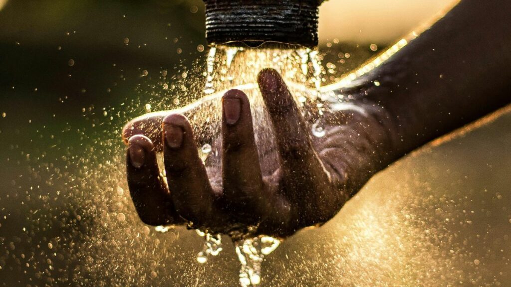 La Arca busca ejecutar acciones para mejorar la eficiencia del sistema de agua potable en el país. (Pexels).