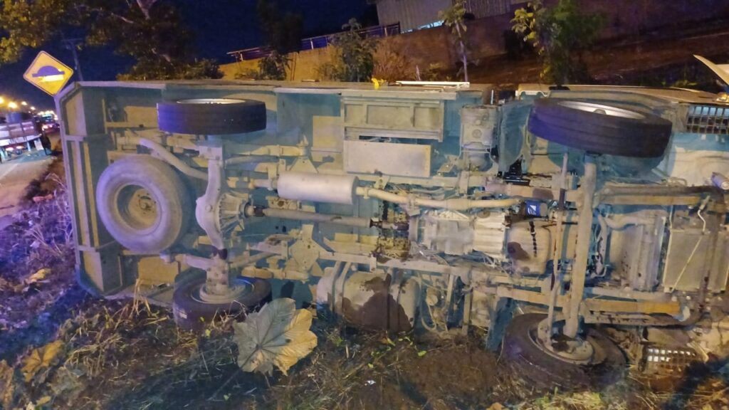 La ambulancia volcada resultó con daños materiales, mientras que sus ocupantes fueron atendidos por paramédicos.