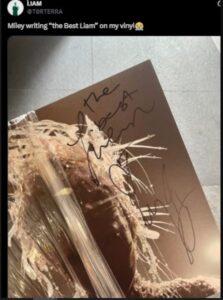 La cantante estadounidense firmó el disco de un fan con una aparente indirecta para su exesposo