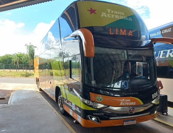 La empresa brasileña Trans Acreana opera el viaje en bus más largo del mundo, un recorrido de 6.035 kilómetros que une Lima, Perú, con Río de Janeiro, Brasil.