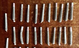 La marihuana estaba envuelta en papel con forma de cigarrillo.