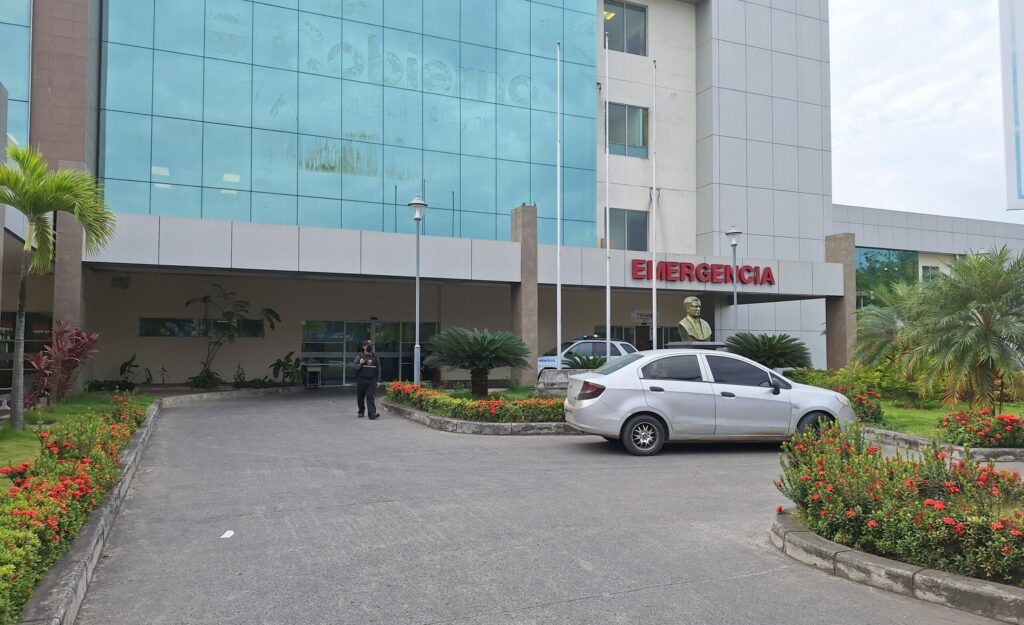 La mujer se encuentra bajo pronóstico reservado en una casa de salud en Portoviejo.