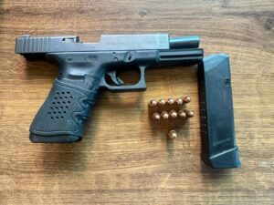 La pistola decomisada durante el allanamiento sería de dotación policial.