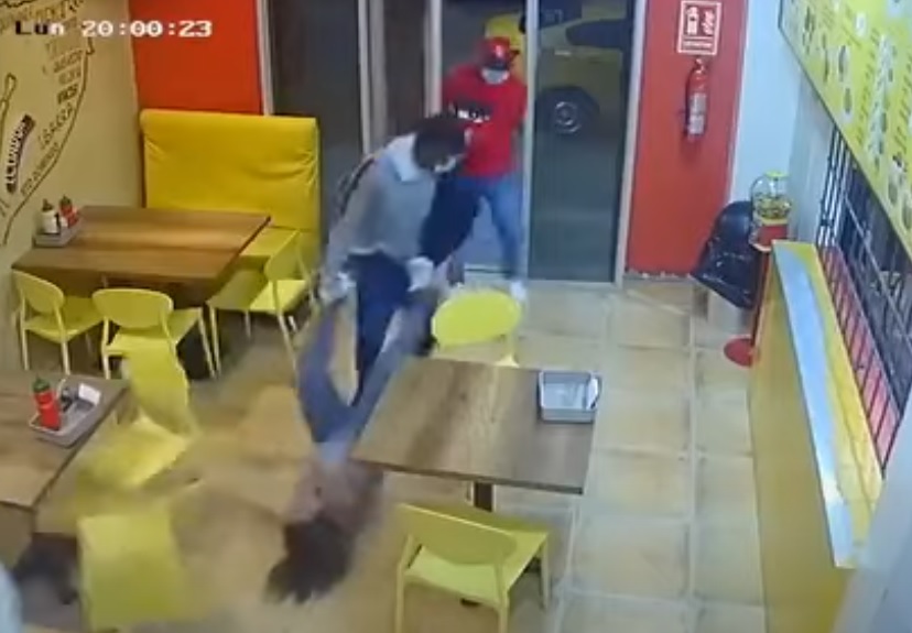La propietaria de un asadero de pollos fue secuestrada por varios hombres armados la noche del lunes 16 de junio de 2025 en Daule