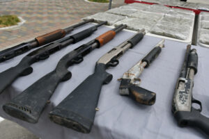 Las armas decomisadas en una casa de Los Bajos en Montecristi.