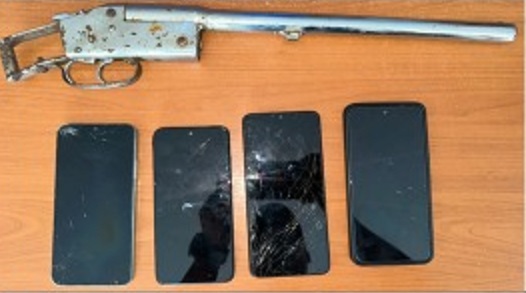 Las evidencias decomisadas quedaron bajo custodia policial para su análisis.
