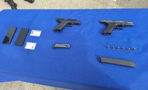 Las pistolas decomisadas a los presuntos causantes de un secuestro serán analizadas por los agentes.
