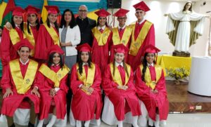 Liberman, junto a graduados del colegio Mater Misericordiae.