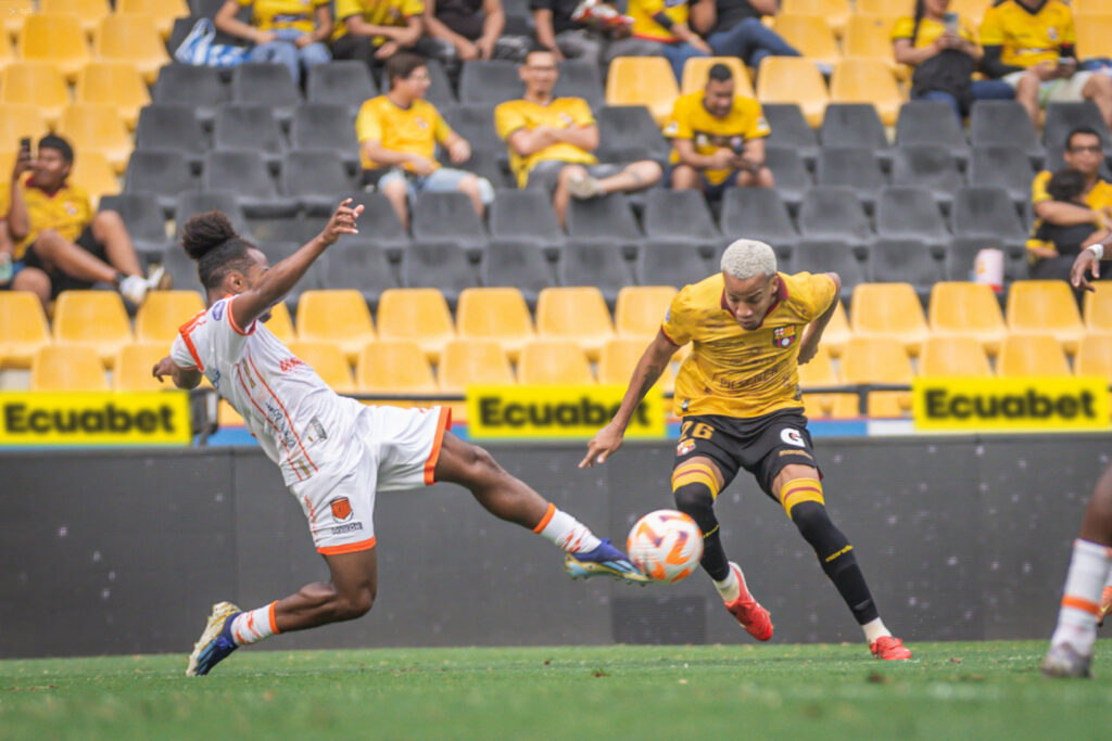 Libertad empata 3-3 con Barcelona SC tras un gol en los minutos adicionales