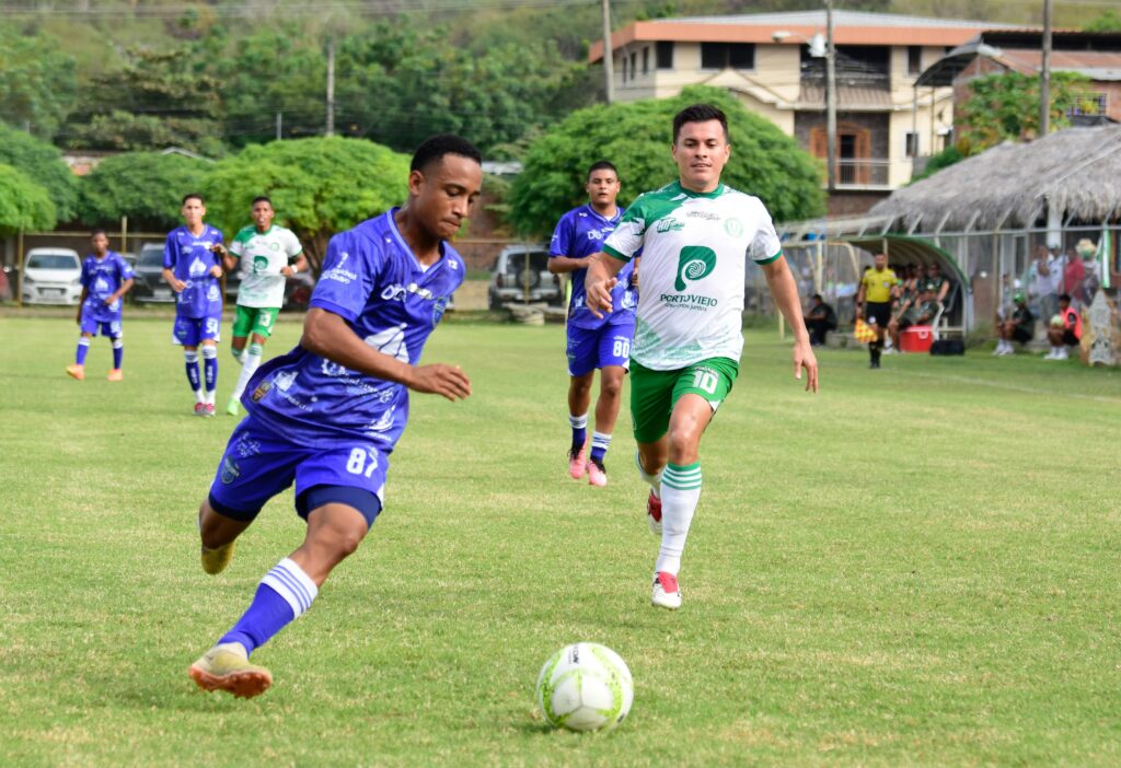Liga de Portoviejo golea a Indeco en el estadio Los Azules de Rocafuerte