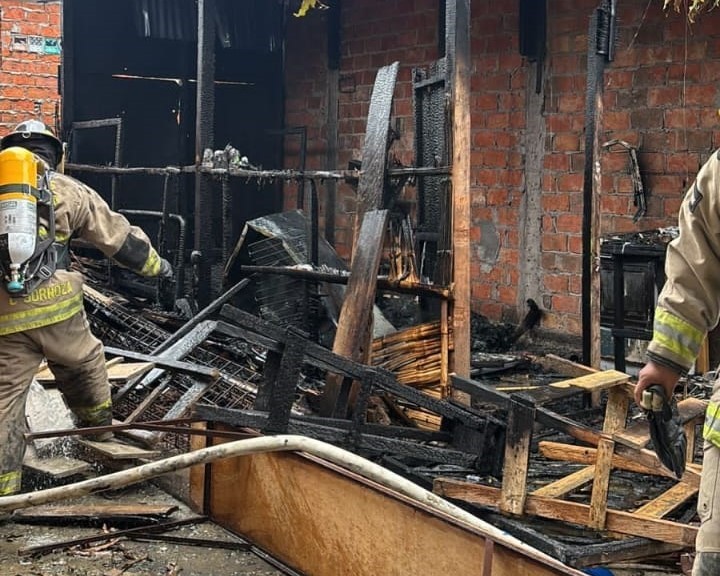 Los bomberos controlaron las llamas que amenazaban con contaminar otras viviendas.