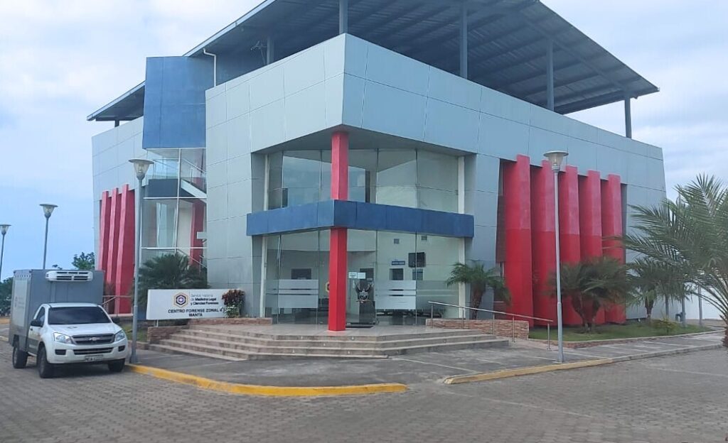Los cuerpos de la pareja fueron trasladados al centro forense de Manta para la autopsia de rigor.