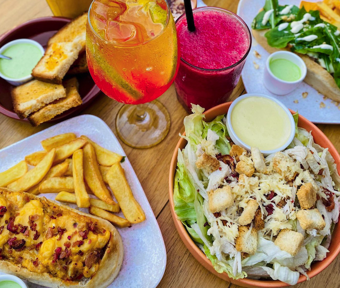 Los ecuatorianos optan por comer fuera los fines de semana buscando momentos sociales y sabores únicos.